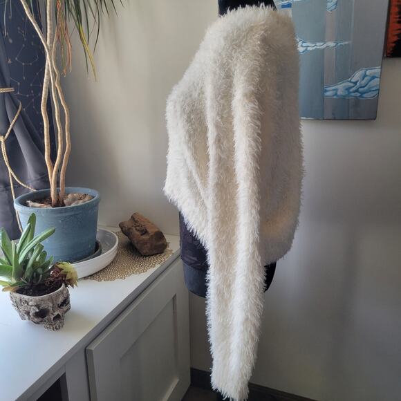 Love Tree White Fluffy Cropped Sweater Women’s Size L | Soft Shag Crewneck - Picture 2 of 9